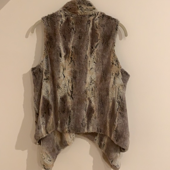Women’s Faux Fur Vest - Picture 6 of 7